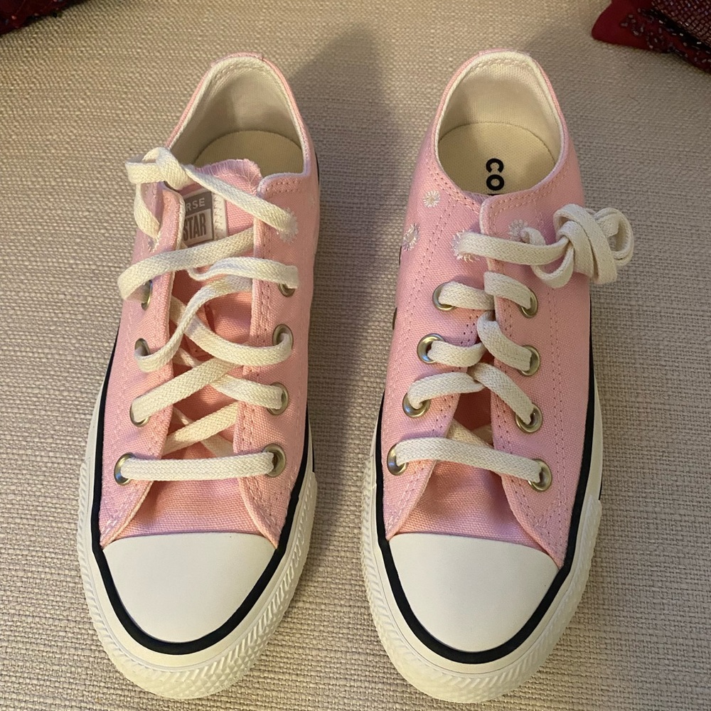 Super cute pink low top daisy Converse- never worn straight out of the box